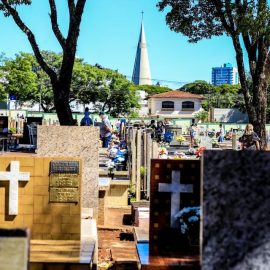 Finados conheça a história dos túmulos mais visitados do Cemitério de Maringá 2