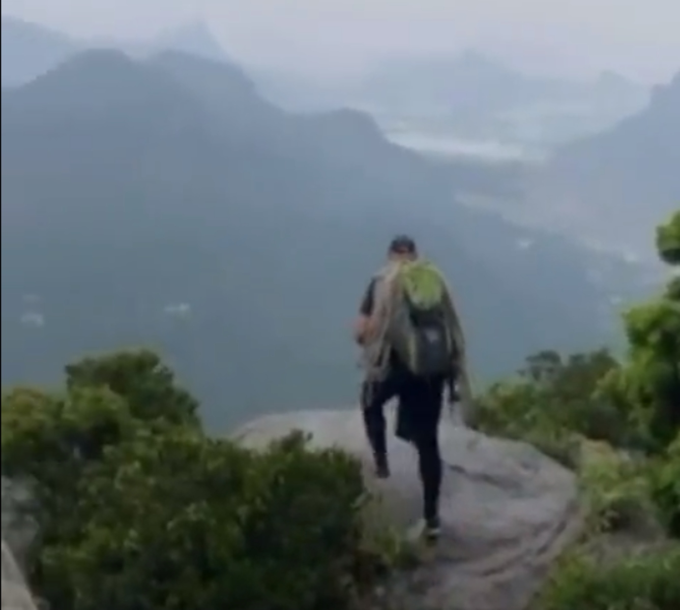  VÍDEO: Turista registra momento em que guia é morto atingido por raio 