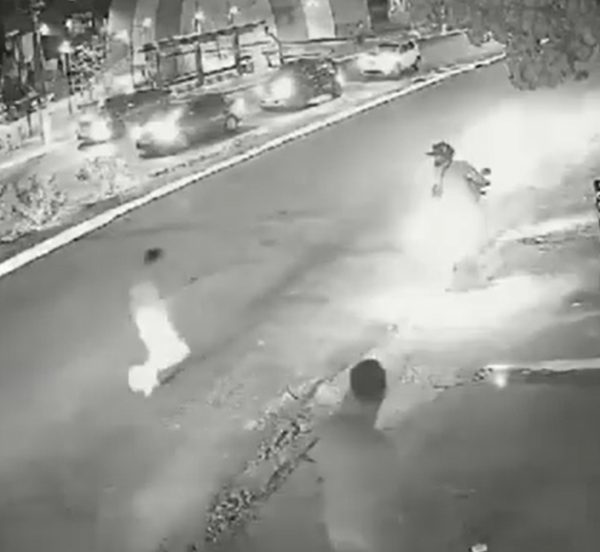 VÍDEO: Homem desvia de tiro e sai ileso durante assalto