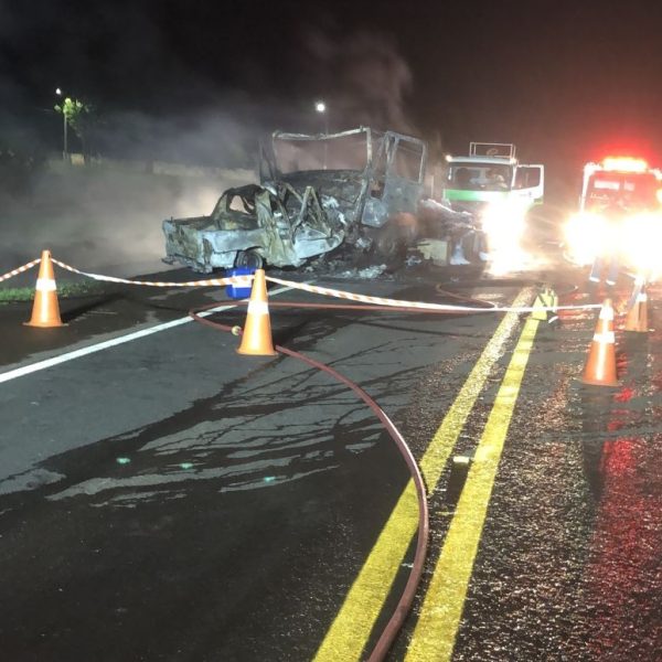 Homem morre carbonizado em acidente entre carro e caminhão na BR-369, no Paraná