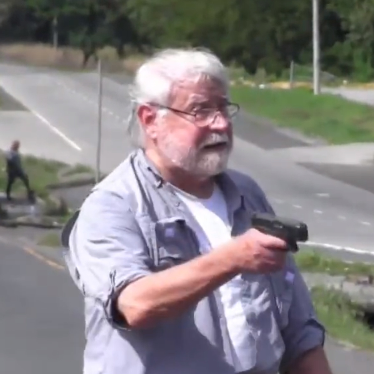  Durante a discussão, o idoso sacou uma pistola e atirou.Um manifestante morreu no local. Outro chegou a ser socorrido mas também não resistiu. 