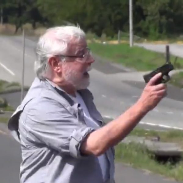VÍDEO: Idoso saca arma e mata manifestantes que bloqueavam rodovia