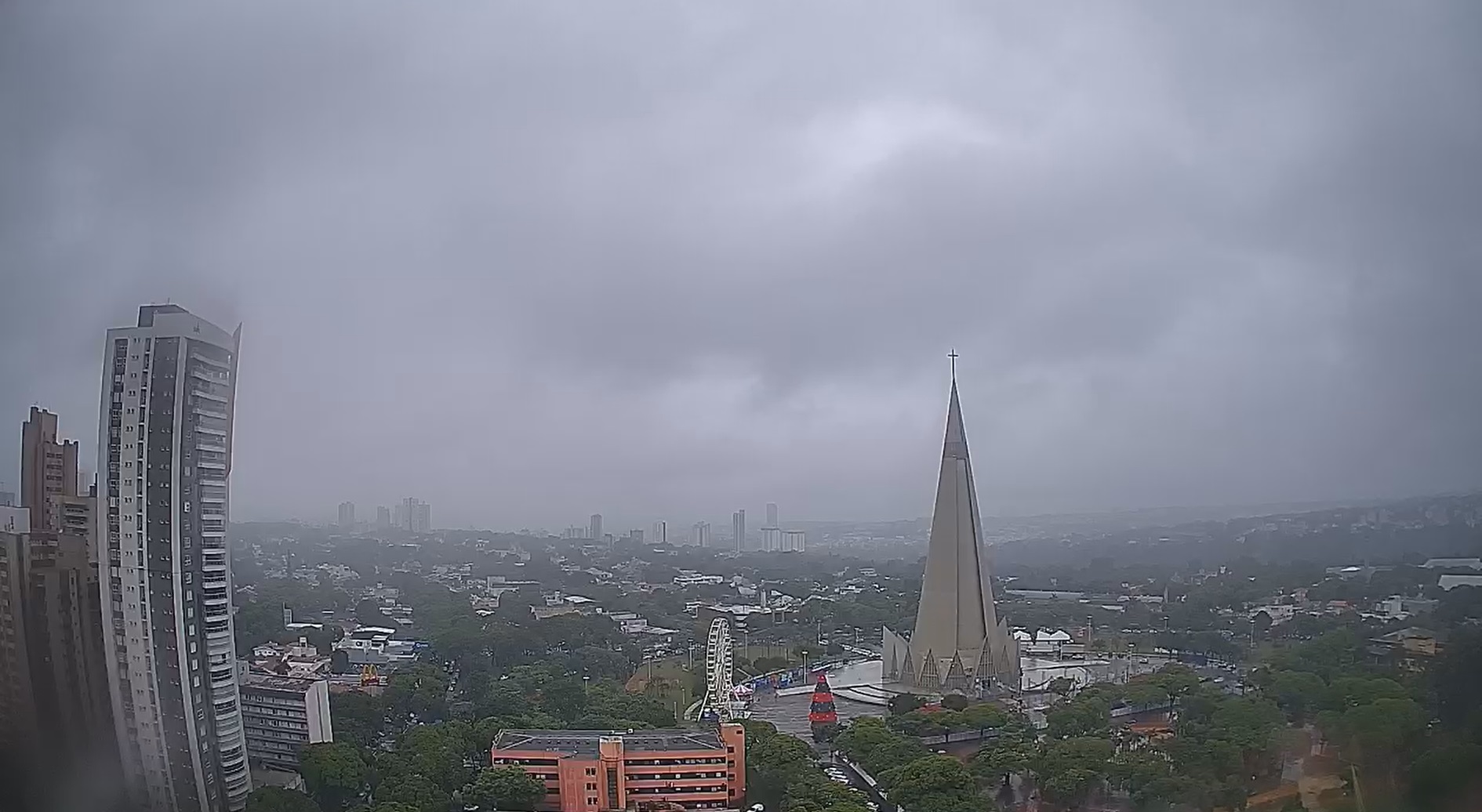  céu nublado e prédios 