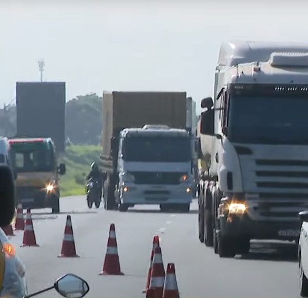 Motociclista cai embaixo de rodado de caminhão e morre no Contorno Leste