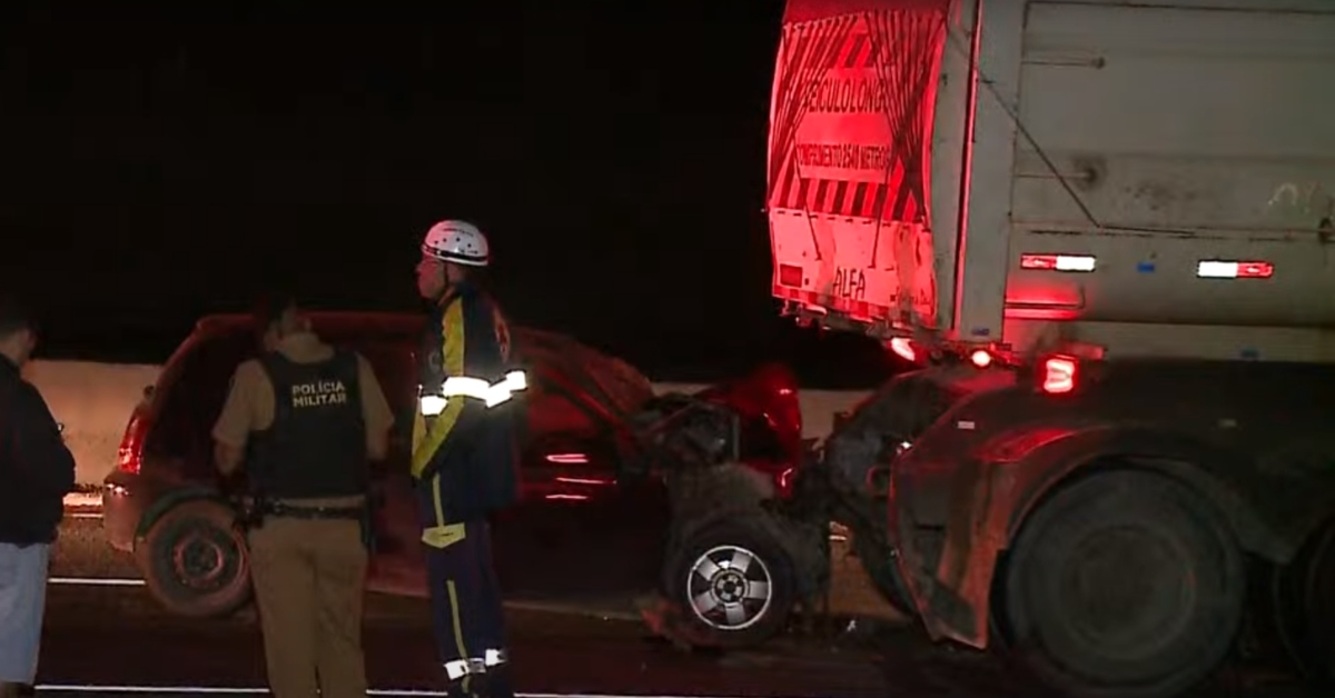 Motorista de carro morre após bater contra traseira de carreta na BR