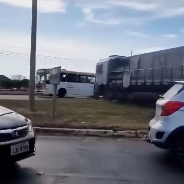  Mulher tem corpo dilacerado após ser arremessada de ônibus e atropelada por trem 
