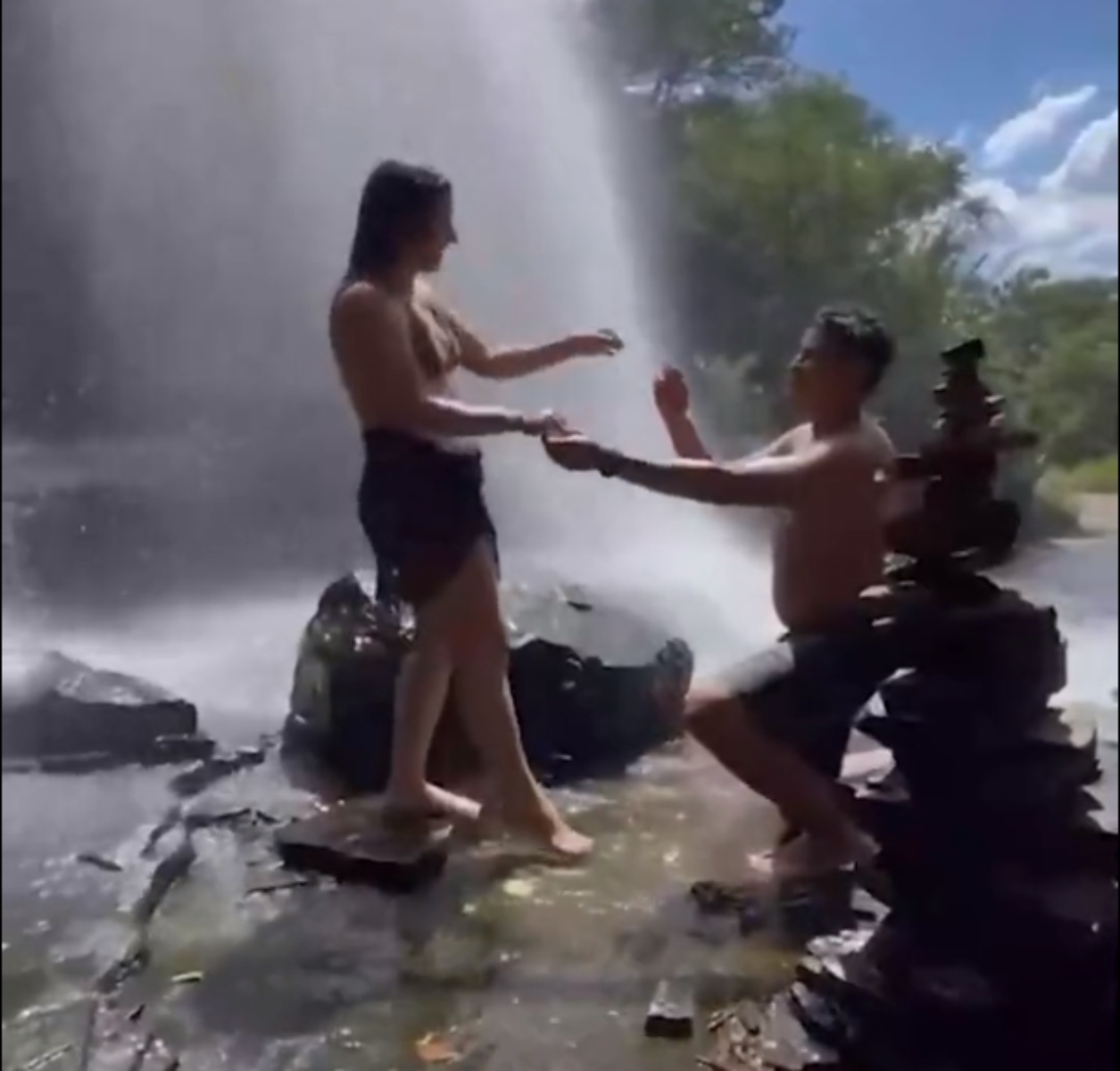  mulher escorrega em cachoeira durante pedido de casamento 