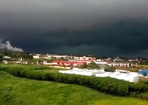 Dia vira noite e formação de ‘nuvem negra’ cobre céu do Paraná; veja