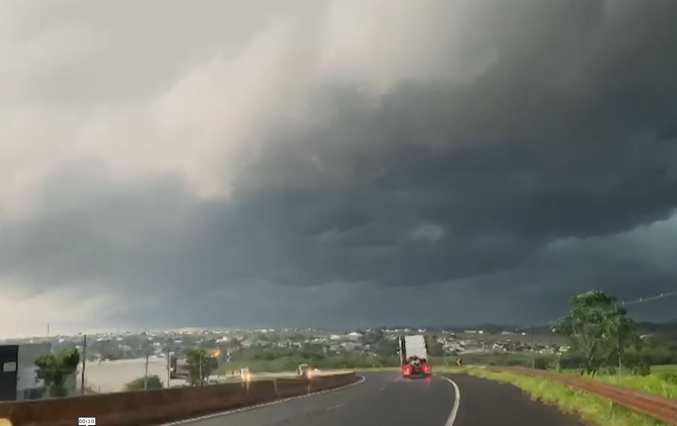  Dia vira noite e formação de ‘nuvem negra’ cobre céu do Paraná; veja 