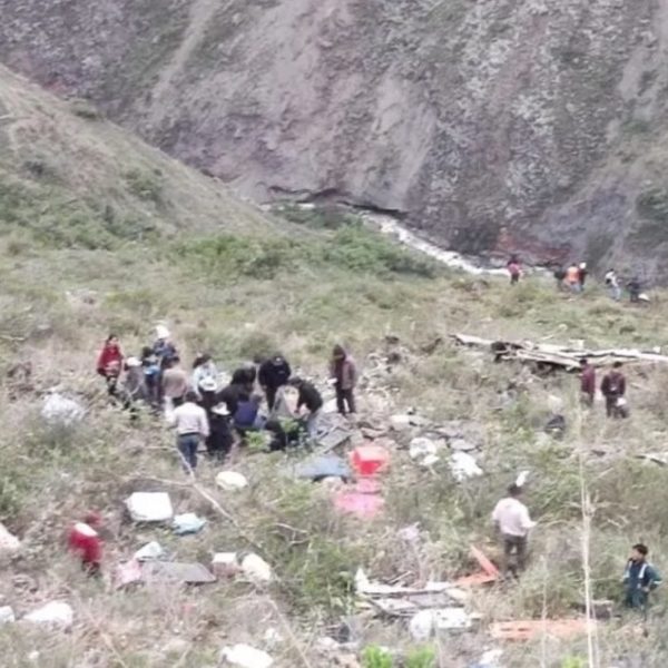  Ônibus cai em barranco de 300 metros e deixa 23 mortos 