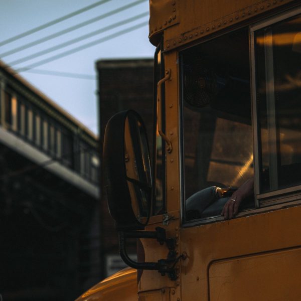 criança ônibus escolar