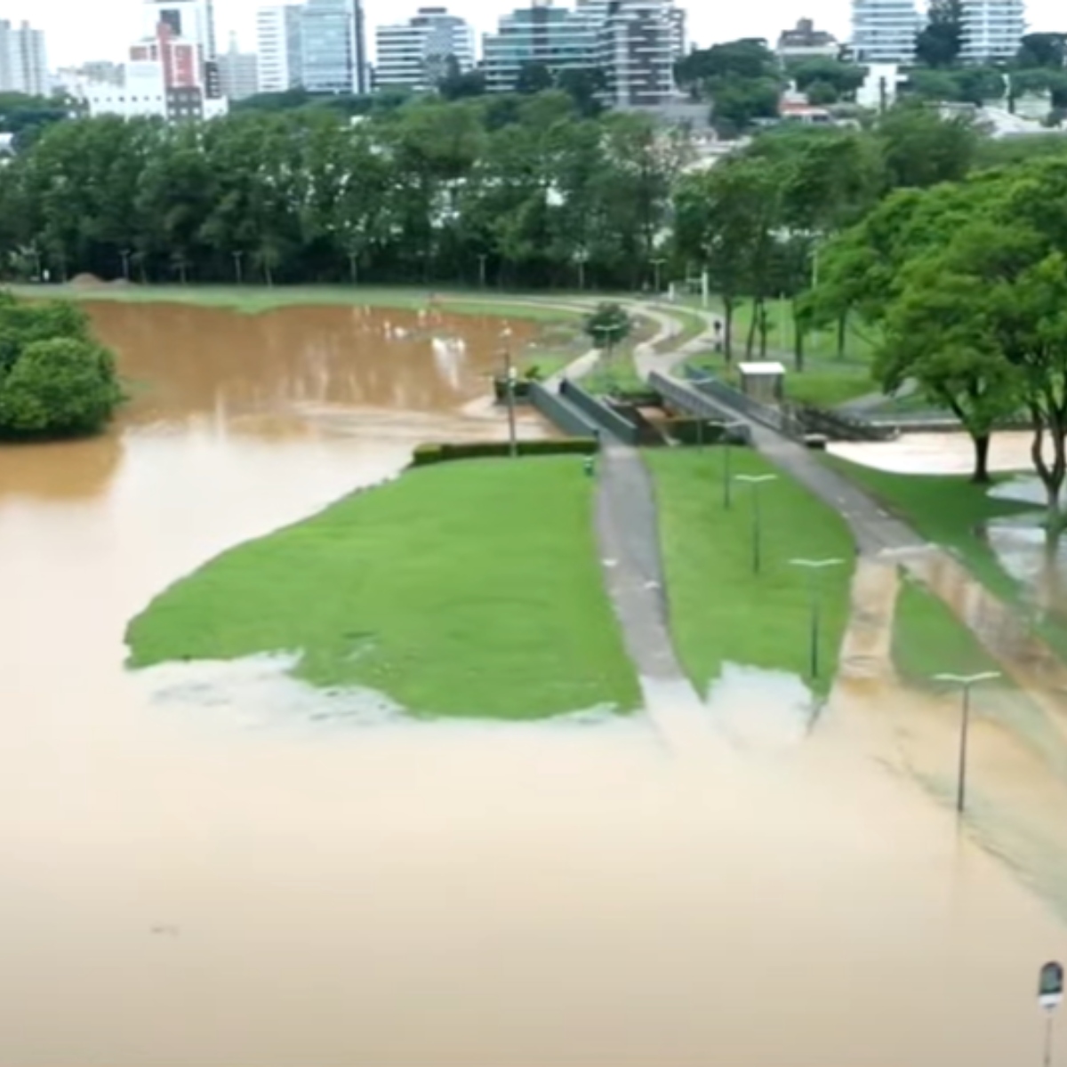  Parque Barigui fica embaixo d'água após chuvas em Curitiba 