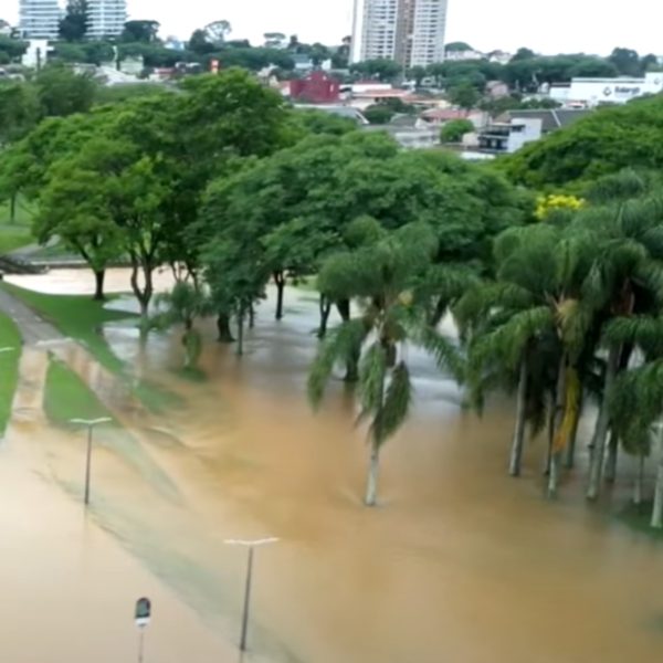 Parque Barigui fica embaixo d'água após chuvas em Curitiba