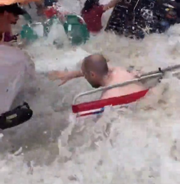 VÍDEO: Ondas invadem praia a arrastam banhistas; adolescente está desaparecido