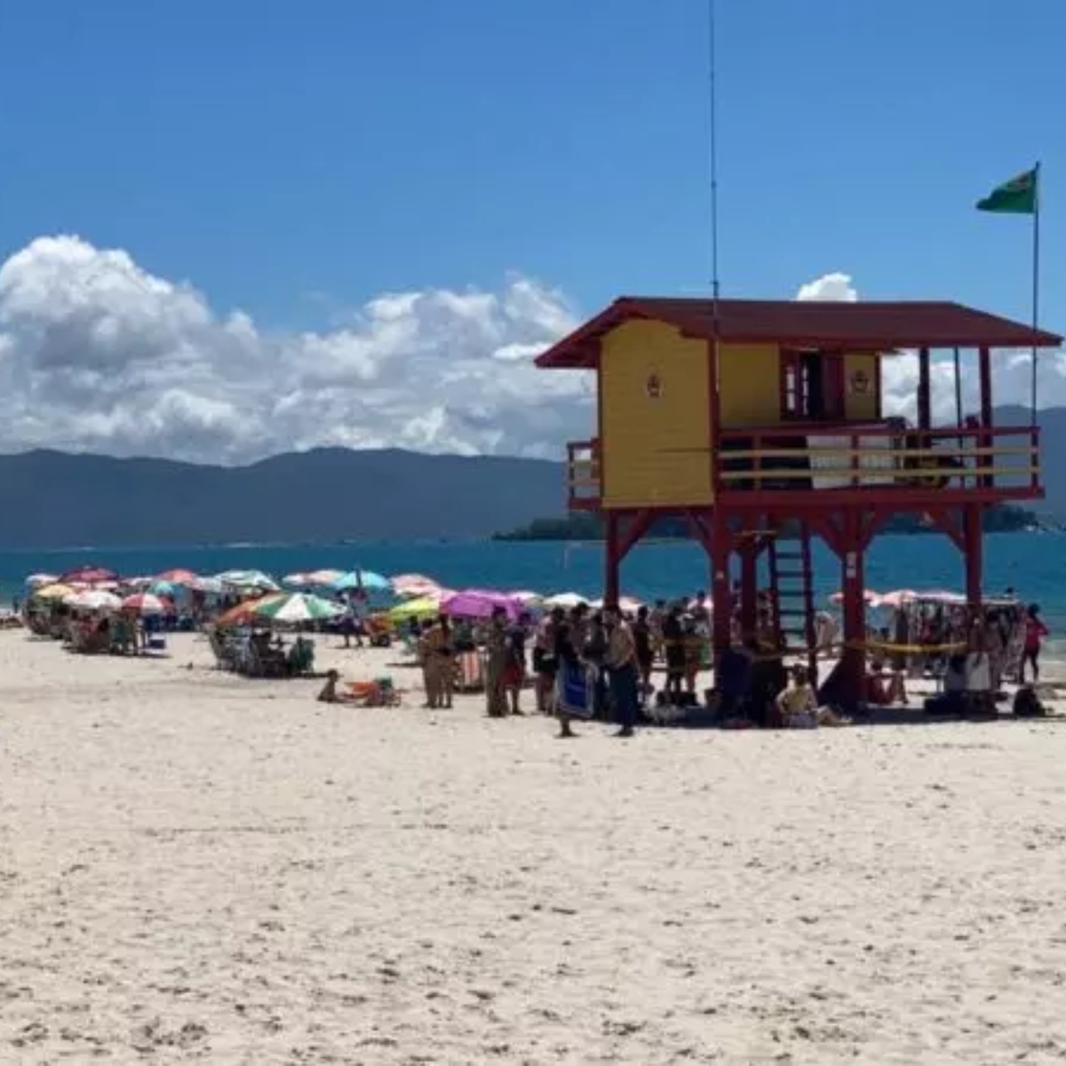  Jovem de 20 anos é encontrada morta com pés e mãos amarrados em praia 