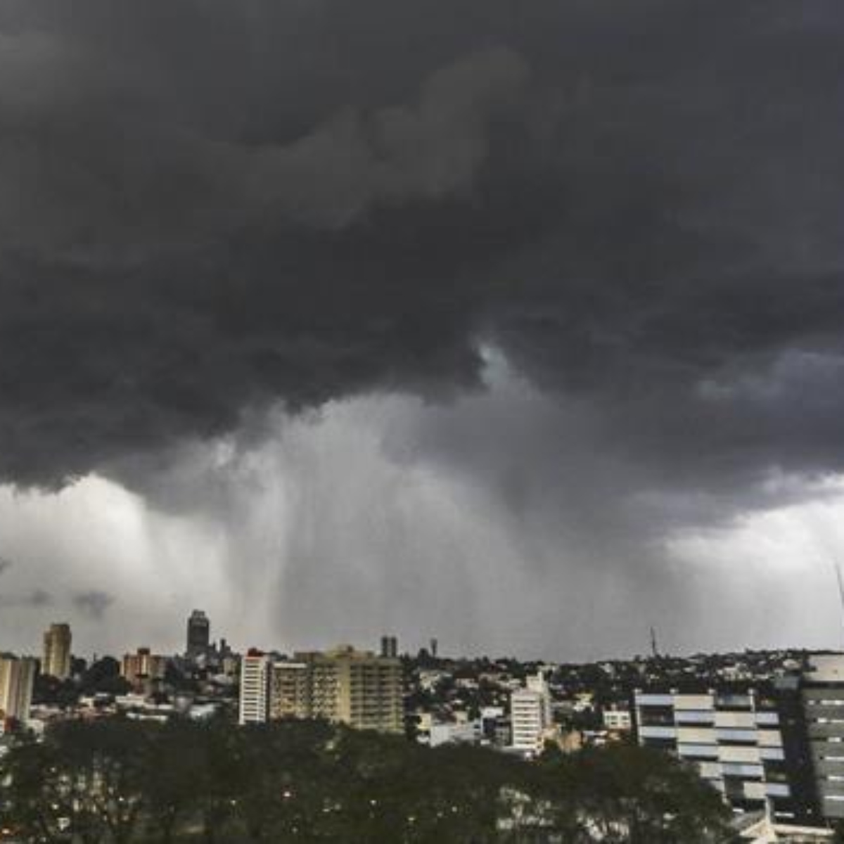  Previsão do tempo: Paraná tem alerta para chuva de granizo e ventos de até 100km/h 