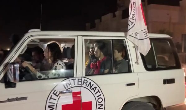pessoas em uma van na guerra israel e palestina