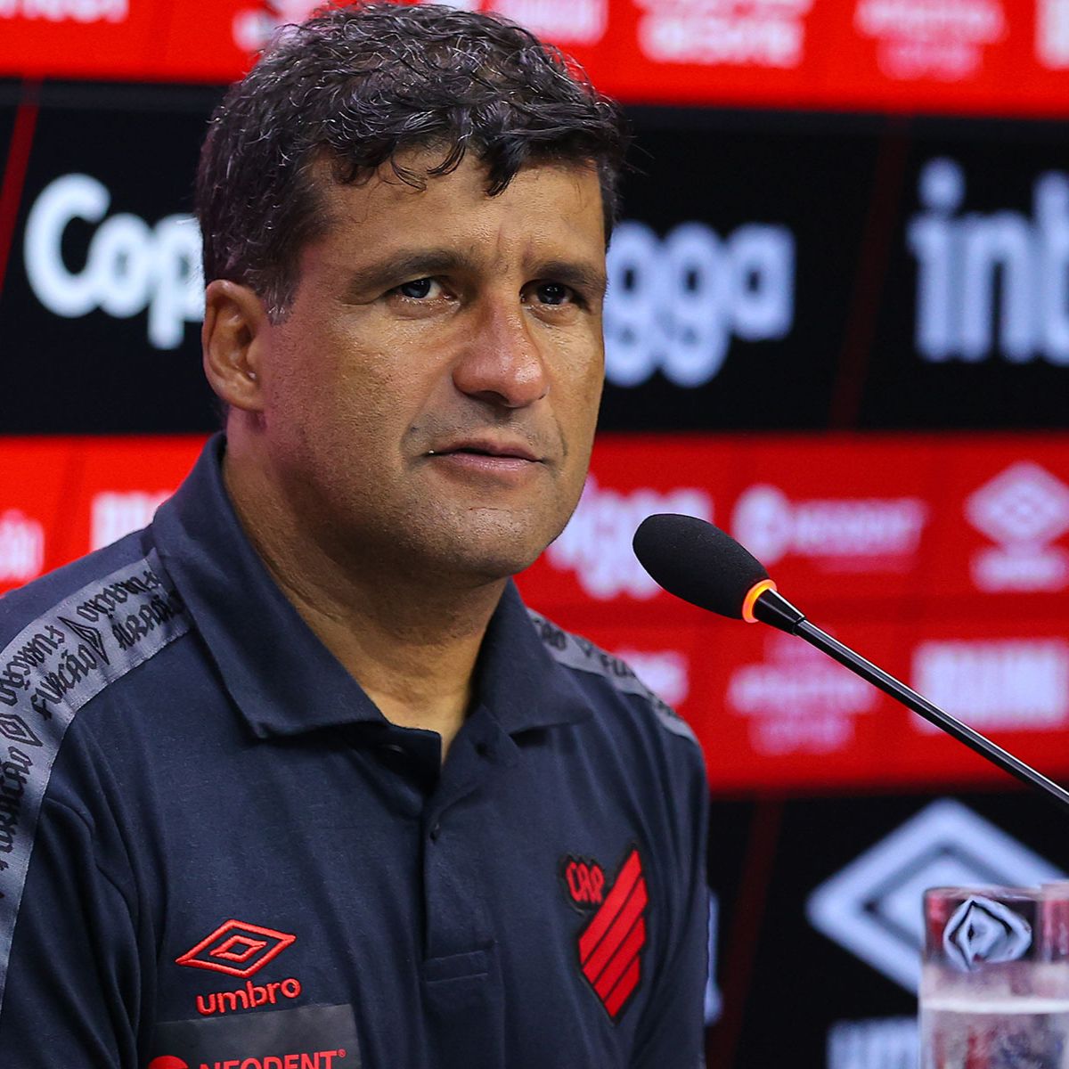  Wesley Carvalho, técnico do Athletico 