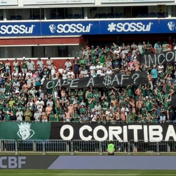 Torcida do Coritiba protesta