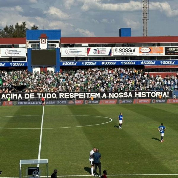 Torcida do Coritiba protesta