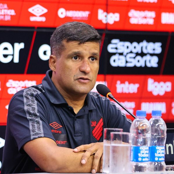 Wesley Carvalho, técnico do Athletico 