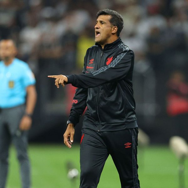 Wesley Carvalho, técnico do Athletico