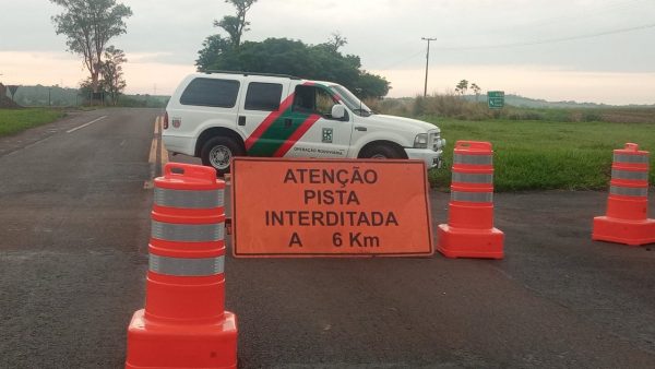 Rio Ivaí sobe e PR-323 é interditada no noroeste; veja rota alternativa