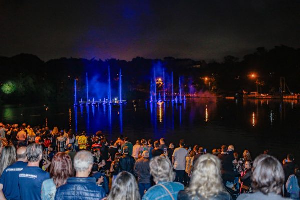 show das águas dançantes em lago do parque buracão