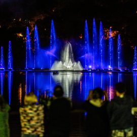 show das águas dançantes em lago do parque buracão