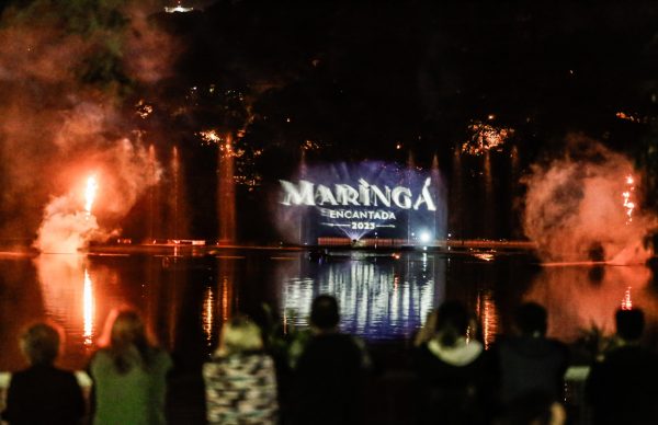 show das águas dançantes em lago do parque buracão