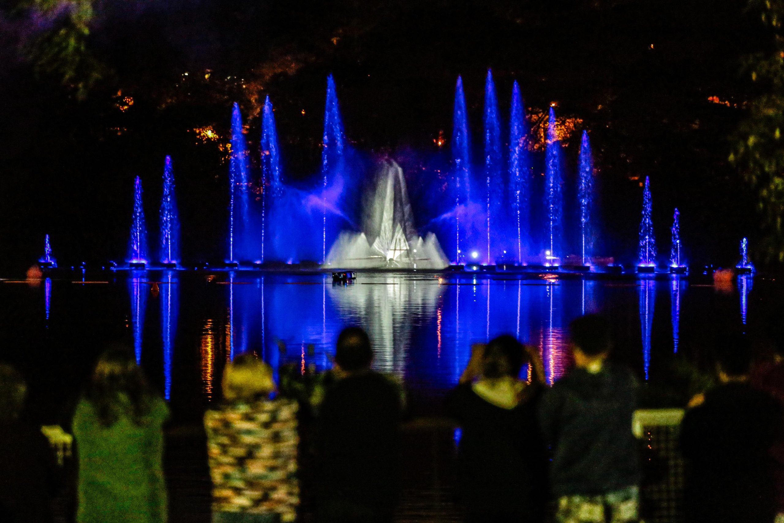  show das águas dançantes em lago do parque buracão 