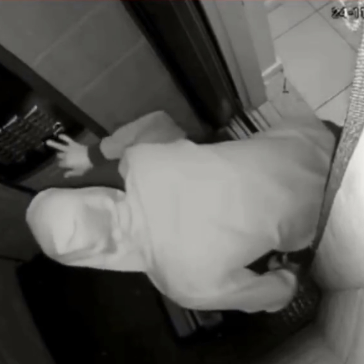  VÍDEO: Câmera flagra suspeito de matar dentista saindo da casa da vítima 