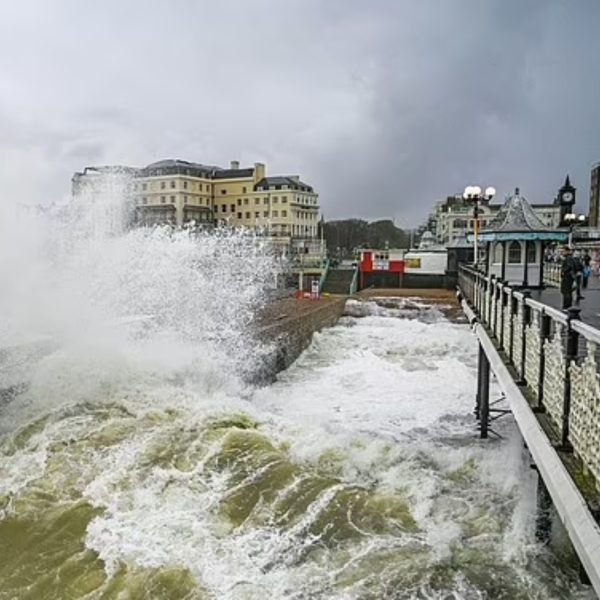 Tempestade Ciarán: fenômeno pode causar ventos de até 160 km/h e inundações