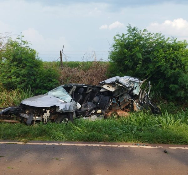 Motorista foge da polícia e morre após sair da pista e bater carro roubado no PR