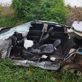 Motorista foge da polícia e morre após sair da pista e bater carro roubado no PR