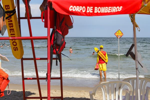 bombeiros guarda vidas na praia