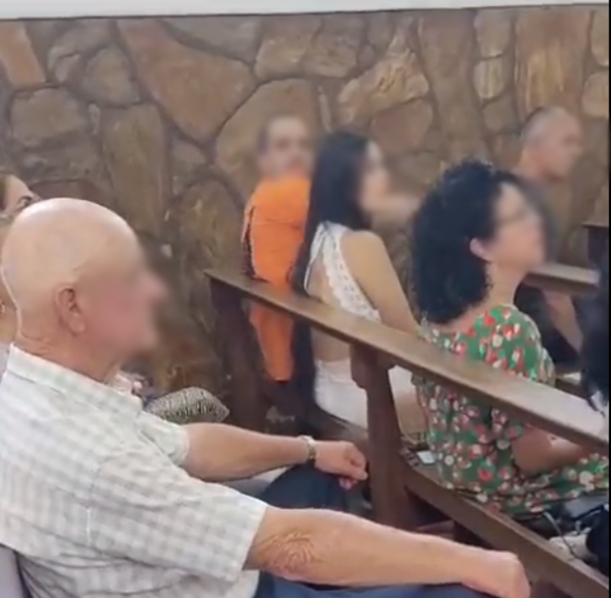  VÍDEO: Esposa flagra marido com amante em igreja e viraliza: “Fiel apenas ao senhor” 