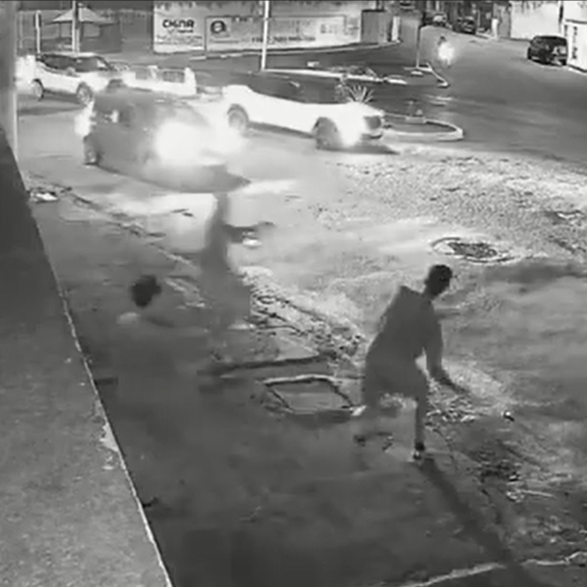  VÍDEO: Homem desvia de tiro e sai ileso durante assalto 