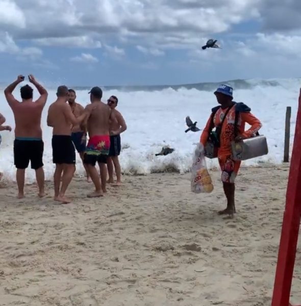 VÍDEO: Ondas invadem praia a arrastam banhistas; adolescente está desaparecido