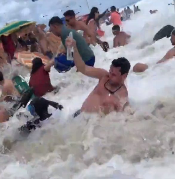 VÍDEO: Ondas invadem praia a arrastam banhistas; adolescente está desaparecido