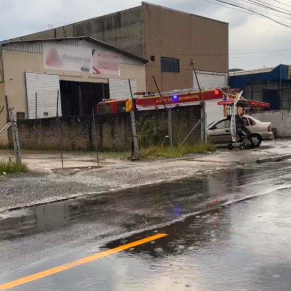 acidente soterrado telhado telhas vigas araucária