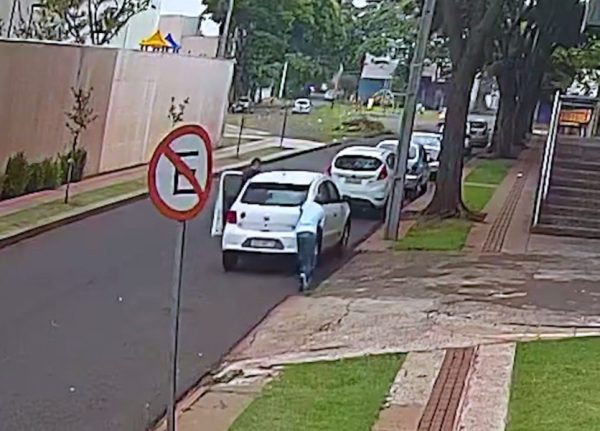 Dois criminosos abandonam tentativa de roubo de carro em Maringá, diz polícia