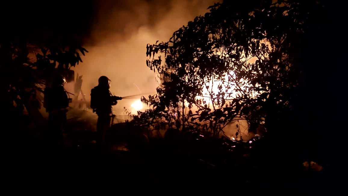 Incêndio destrói residência na madrugada em Maringá; morador escapa ileso