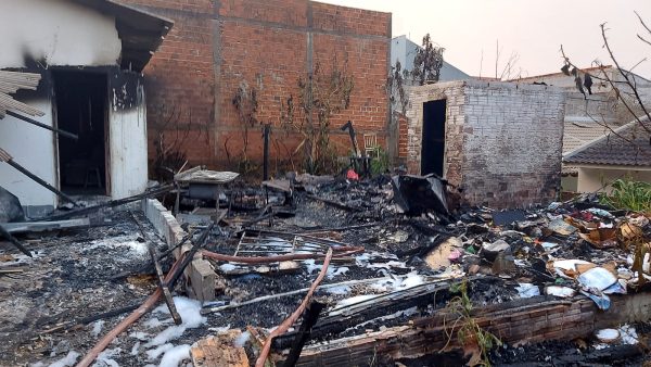 Incêndio destrói residência na madrugada em Maringá; morador escapa ileso