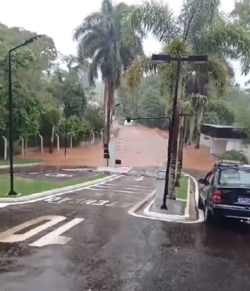 Moradores de condomínio de Maringá ficam ilhados após rio transbordar da ponte.