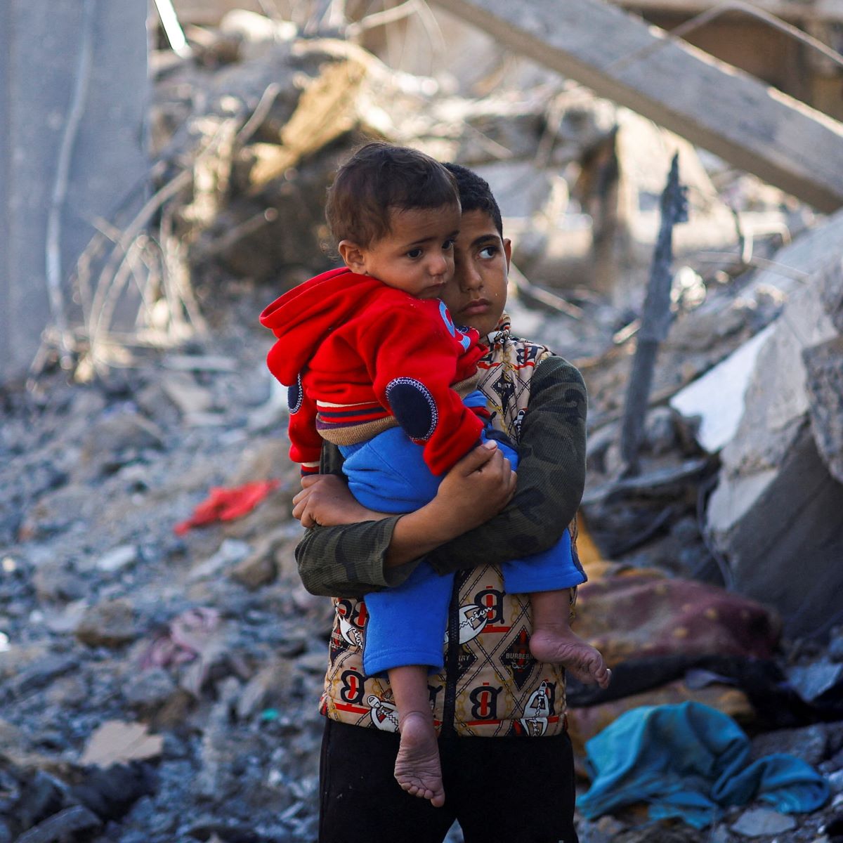  palestinos em meio a escombros 