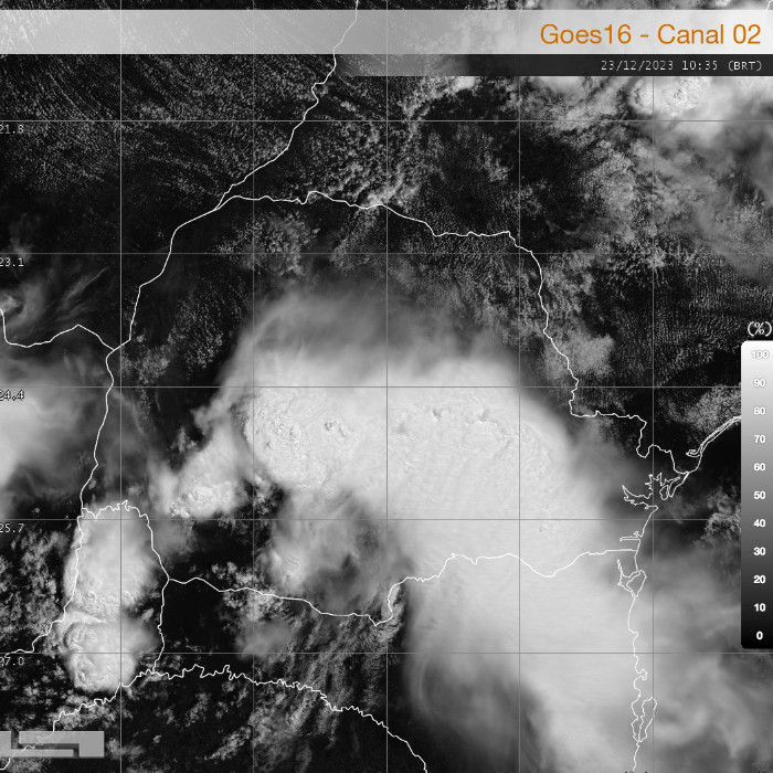  satélite mostra tempestade no Paraná 