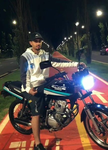 Jovem de 25 anos bate motocicleta em carreta estacionada e morre; VÍDEO