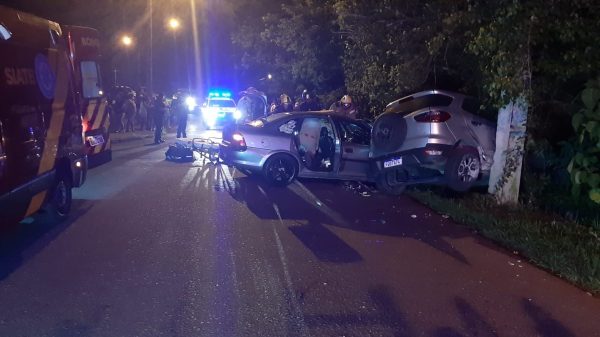 Motorista com sinais de embriaguez fica preso às ferragens após colisão frontal