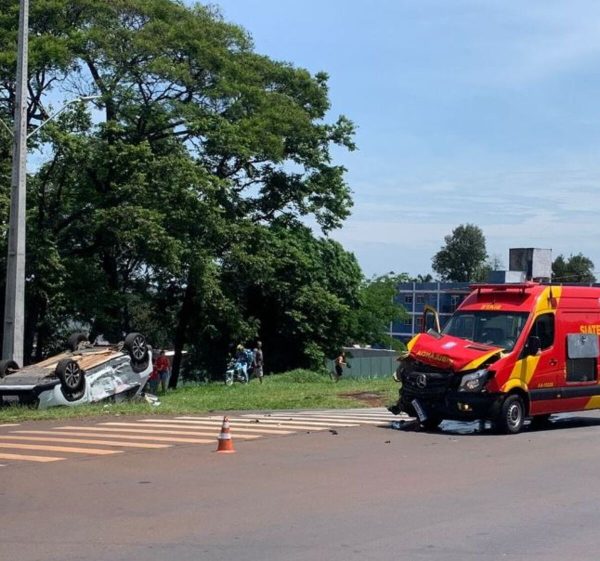 acidente ambulância e carro capotado do lado